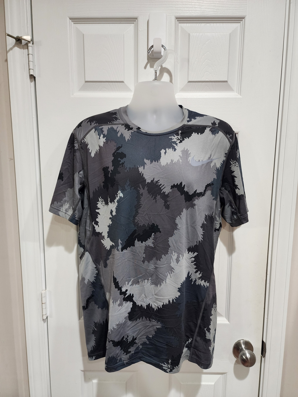 Nike Pro Men’s Large Fitted Hypercool Grey & Black Camo Short Sleeve T-Shirt